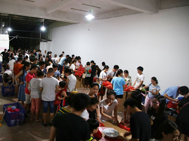大家兴奋不己博饼中